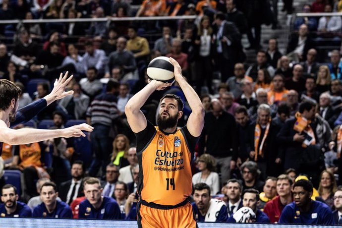 Bojan Dubljevic, en un partido con el Valencia Basket.