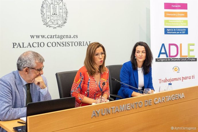 La alcaldesa de Cartagena, Ana Belén castejón, presenta el Estudio del Sector Industrial ADLE