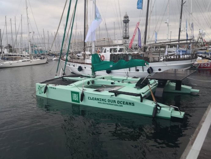 El proyecto cuenta con una flota de catamaranes solares que recogen plásticos del mar