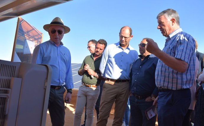Miembros de la Comunidad de Regantes de Palos muestran la planta fotovoltaica al alcalde de Palos, Carmelo Romero.