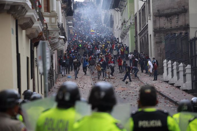 Manifestantes en Quito ante un despliegue policial