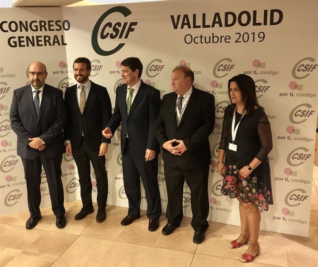 Pablo Casado (2d) y Alfonso Fernández Mañueco (c), a su llegada al congreso de CSIF