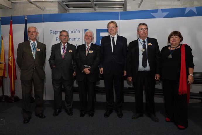 Ximo Puig en Bruselas con los primeros eurodiputados valencianos