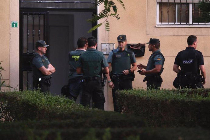 Agentes de la Guardia Civil acuden a inspeccionar en Huércal de Almería la vivienda de la detenida por el crimen de su hijo