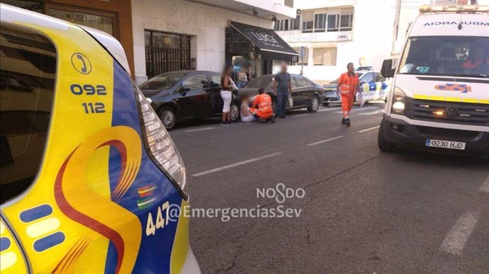 Atención sanitaria a una mujer atropellada en Sevilla