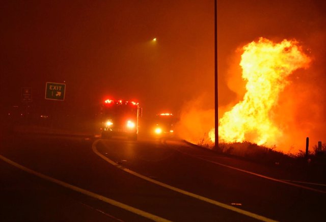 Varias viviendas destruidas por una serie de incendios en California