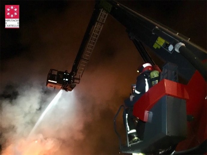 Controlado el incendio de una empresa de palets en Betxí