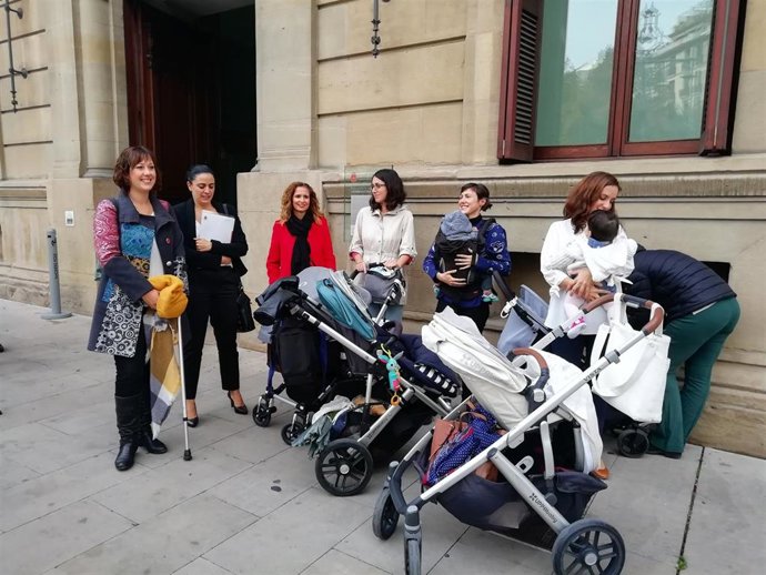 Las madres a la salida de la reunión.