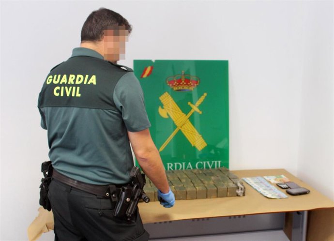 Agente Guardia Civil con el hachís encontrado en el vehículo