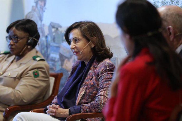 (I-D) La teniente coronel del ejército maliense, Aminata Diabate, la ministra de Defensa en funciones, Margarita Robles, el teniente general retirado del Ejército del Aire, Pedro Bernal Gutiérrez, y la directora de Gabinete de la Presidencia del Consejo