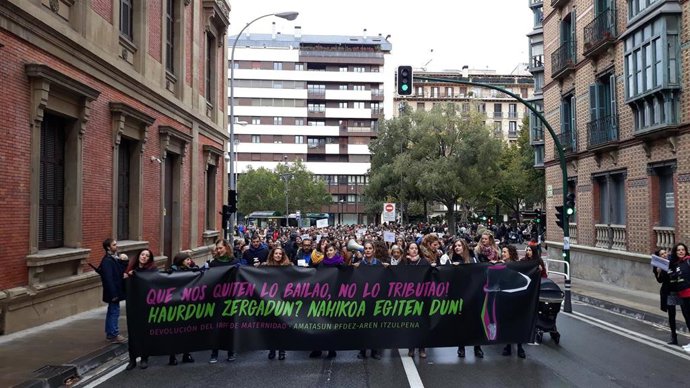    Una manifestación ha reivindicado este sábado en Pamplona la devolución de las retenciones del IRPF por las prestaciones por maternidad