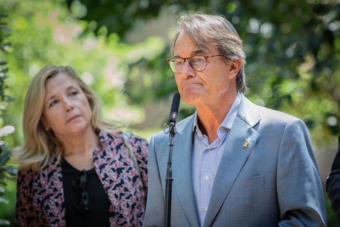 (ARCHIVO) El expresidente de la Generalitat, Artur Mas en declaraciones ante los medios de comunicación para valorar la condena del Tribunal de Cuentas por el 9N junto a la exvicepresidenta de la Generalitat, Joana Ortega.