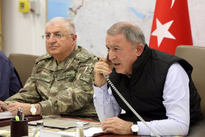 El ministre de Defensa turc, el general Hulusi Akar, acompanyat d'un alt comandament militar