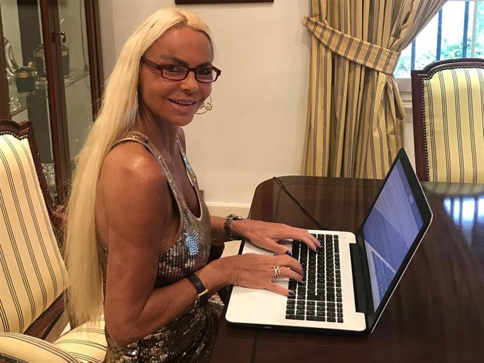 Leticia Sabater escribiendo su primera novela de ficción