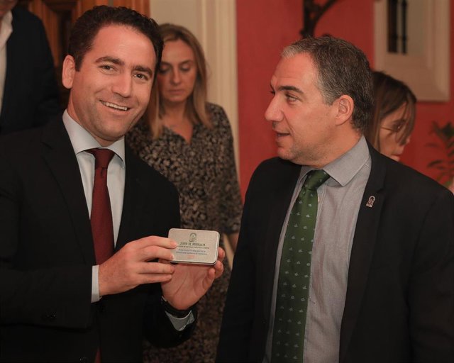 Teodoro García Egea, junto a Elías Bendodo, antes de participar en el Desayuno Informativo de Europa Press Andalucía