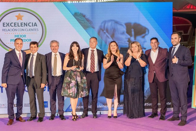 El equipo direcitvo de Majorel recoge el premio al Mejor Outsourcer del Año