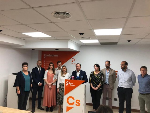 El líder de Cs Baleares, Joan Mesquida (centro) junto a los candidatos de la formación al Congreso y al Senado por Baleares.
