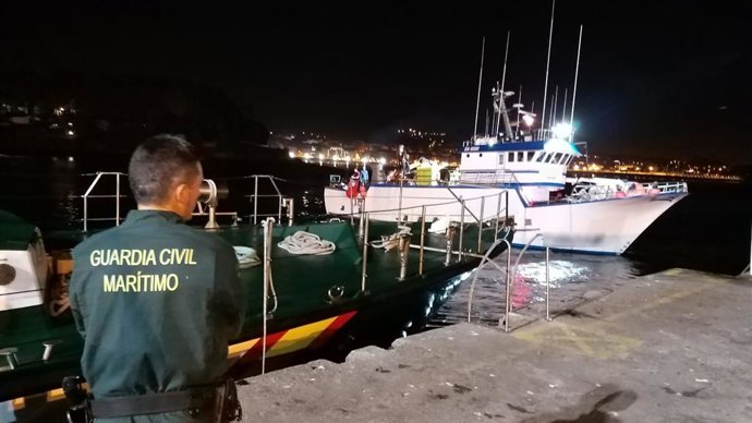 Intervenidos más de 3.500 kilos de sardina descargados directamente a un camión en Portonovo (Pontevedra).