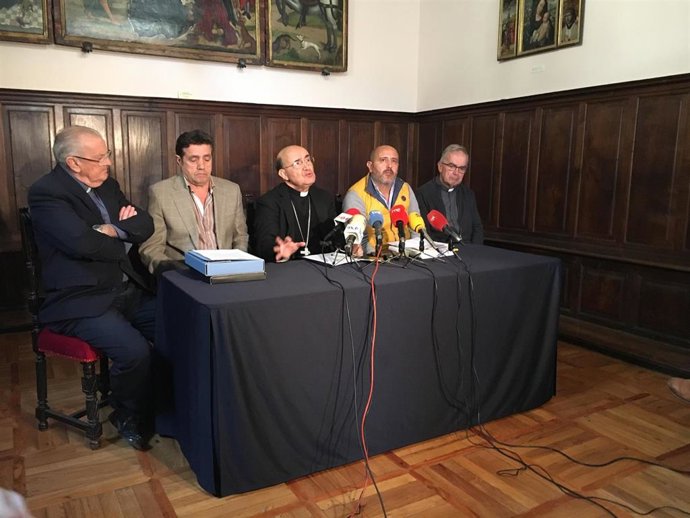 En el centro de la imagen, el arzobispo de Burgos, Fidel Herráez.