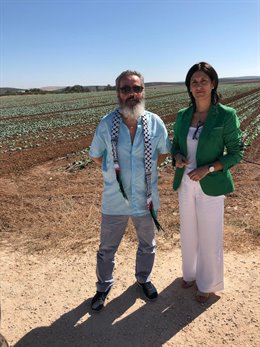 El alcalde de Marinaleda, Juan Manuel Sánchez Gordillo, y la delegada territorial de Agricultura, Ganadería, Pesca y Desarrollo Sostenible de la Junta en Sevilla, María Isabel Solís.