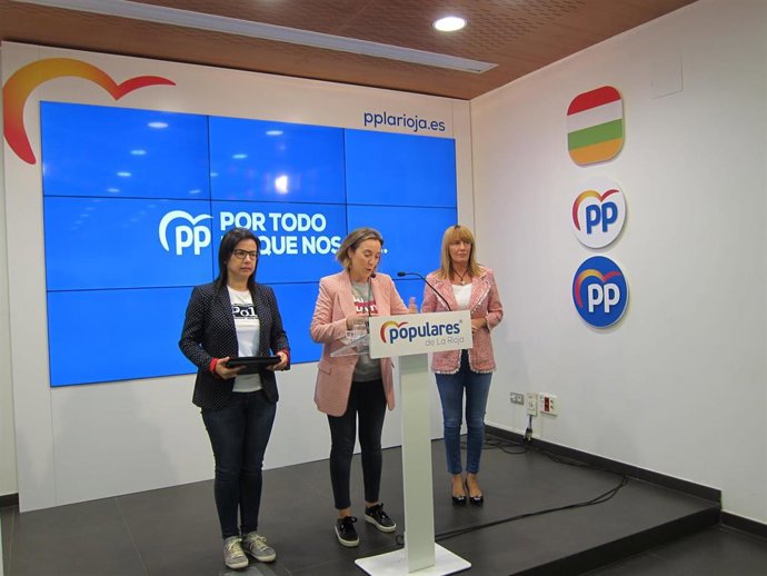 La vicesecretaria de Política Social del PP, Cuca Gamarra, junto a la candidata al Congreso por Ourense, Ana Vázquez, y la candidata al Senado por La Rioja, Ana Lourdes González