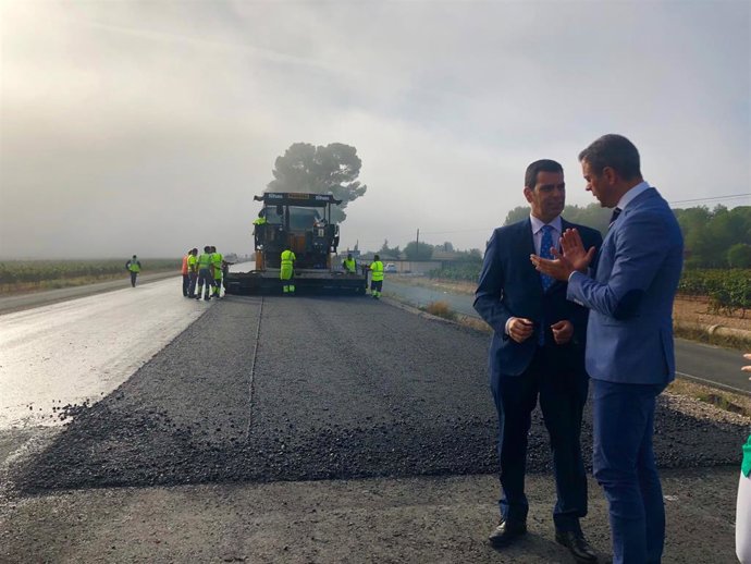 El consejero José Ramón Díez de Revenga y el alcalde de Yecla, Marcos Ortuño, supervisan  las obras de refuerzo del firme.