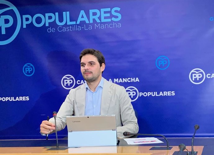 El vicesecretario de Comunicación del PP en C-LM, Santiago Serrano, en rueda de prensa