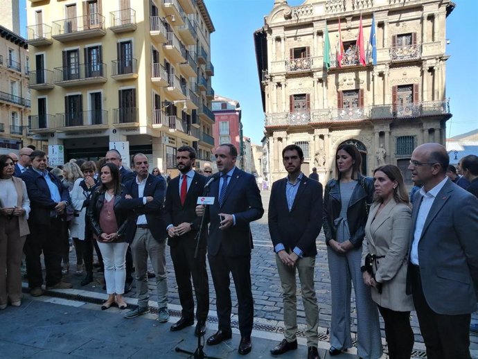 El presidente del PP, Pablo Casado, y el presidente de UPN, Javier Esparza, en la plaza del Ayuntamiento de Pamplona junto a candidatos de Navarra Suma