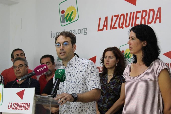 El coordinador regional de IU, Toni Valero, junto a Eva García Sempere