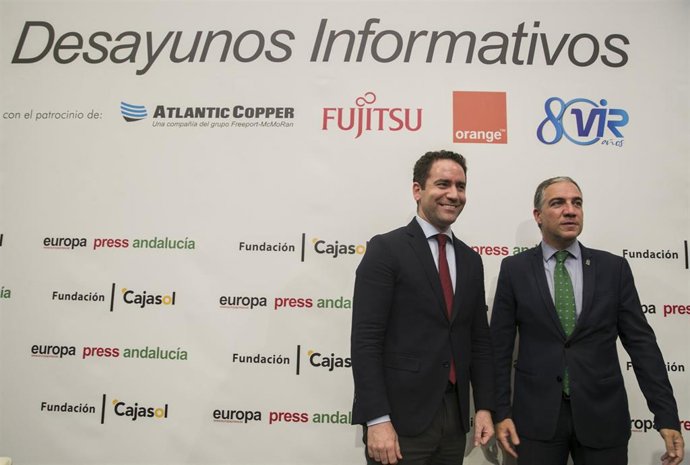 El consejero de la Presidencia, Administración Pública e Interior, Elías Bendodo (d), junto al secretario general del PP, Teodoro García Egea (i) en los desayunos informativos de Europa Press Andalucía en colaboración con Fundación Cajasol, Atlantic Cop