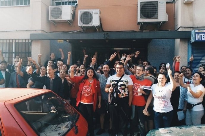 Imagen de personas manifestándose frente a la vivienda que iba a ser desahuciada en Carabanchel.