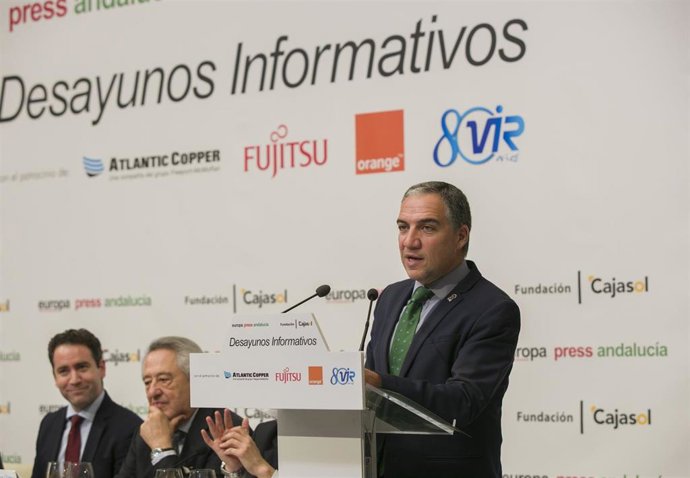 El consejero de la Presidencia, Administración Pública e Interior, Elías Bendodo (d), durante su intervención en los desayunos informativos de Europa Press Andalucía en colaboración con Fundación Cajasol, Atlantic Copper, Fujitsu, Orange y Laboratorios 