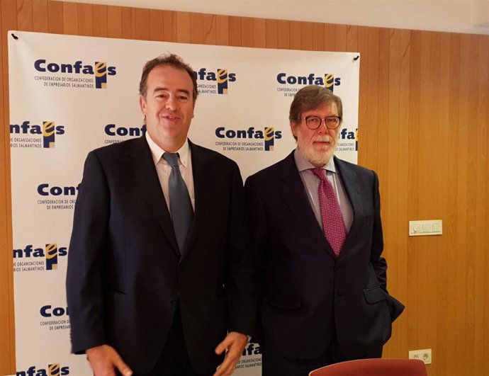 Juan Manuel Gómez (I) Y Santiago Aparicio (D) En La Sede De Confaes En Salamanca .