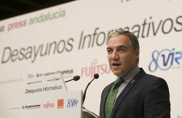 El consejero de la Presidencia, Administración Pública e Interior, Elías Bendodo (d), durante su intervención en los desayunos informativos de Europa Press Andalucía 
