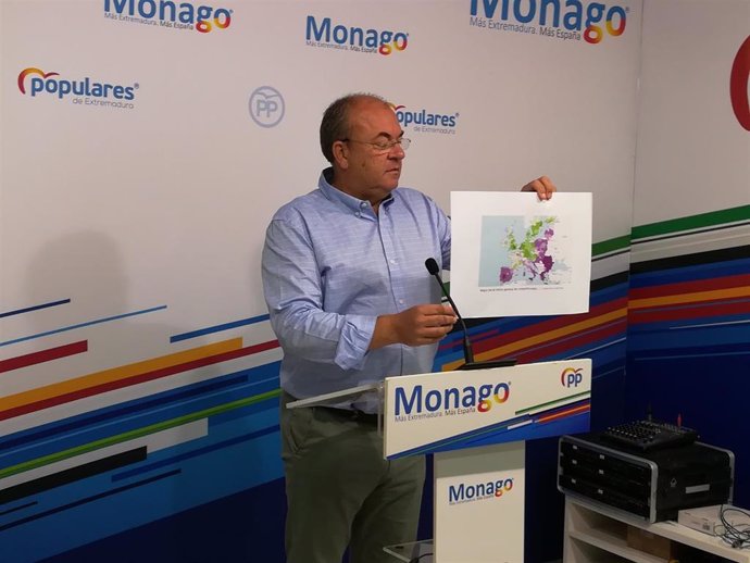 Monago con un mapa sobre competitividad de Extremadura en comparación con el resto de Europa