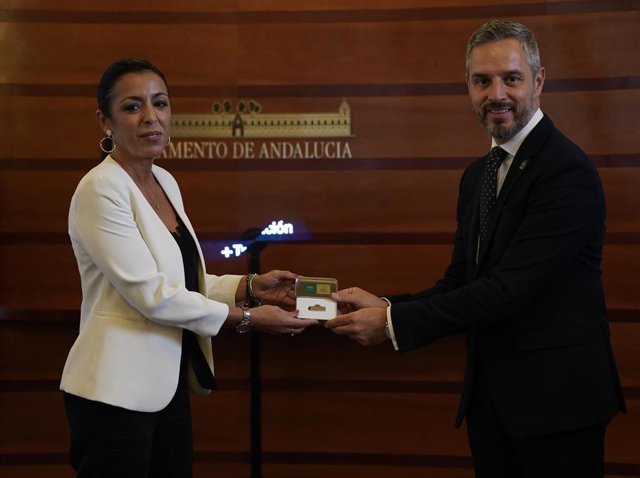 La presidenta del Parlamento, Marta Bosquet, y el consejero de Hacienda, Juan Bravo.