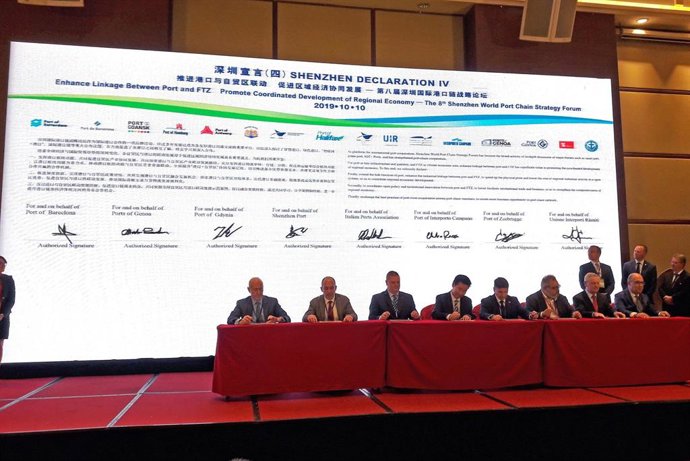 El representante del Puerto de Barcelona en China, Joan Dedeu (primero por la izquierda), en la firma de la IV  Declaración de Shenzhen