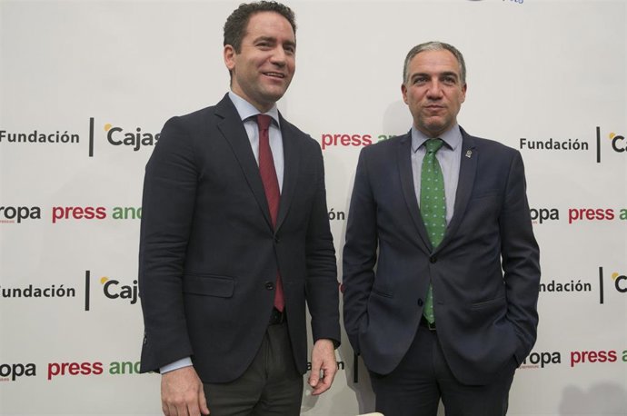 El consejero de la Presidencia, Administración Pública e Interior, Elías Bendodo (d), junto al secretario general del PP, Teodoro García Egea (i) en los desayunos informativos de Europa Press Andalucía en colaboración con Fundación Cajasol, Atlantic Cop