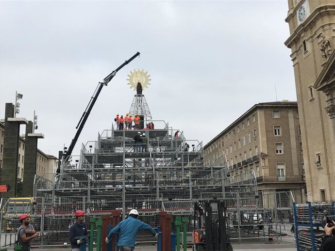 Concluye la instalación de la estructura para la Ofrenda de Flores a la Virgen del Pilar 2019.