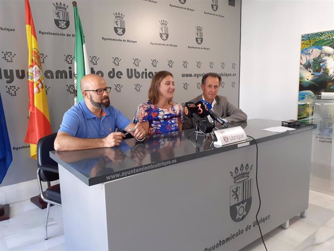 La alcaldesa de Ubrique con el diputado de Turismo de la Diputación de Cádiz