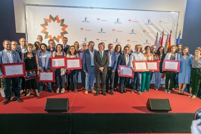 Foto de familia de los premiados en los Premios Artesanos de C-LM