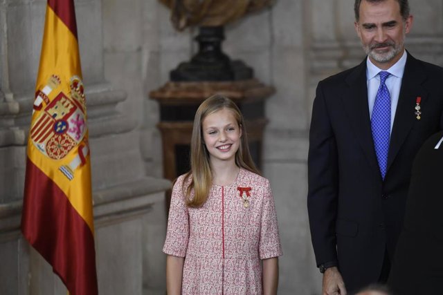 La Princesa de Asturias, Leonor de Borbón y el Rey Felipe VI, durante el acto de imposición de condecoraciones de la Orden del Mérito Civil en el Palacio Real.