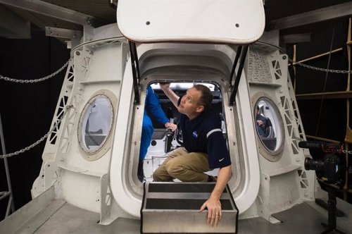 Jim Bridenstine inspecciona una Crew Dragon