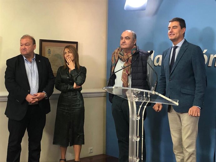 Ibáñez y los representantes de los sindicatos de la Función Pública atienden a los medios tras la reunión con Mañueco