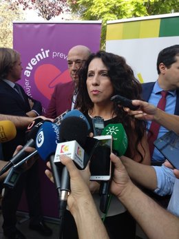 La consejera de Igualdad, Políticas Sociales y Conciliación de la Junta, Rocío Ruiz, atiende a los periodistas