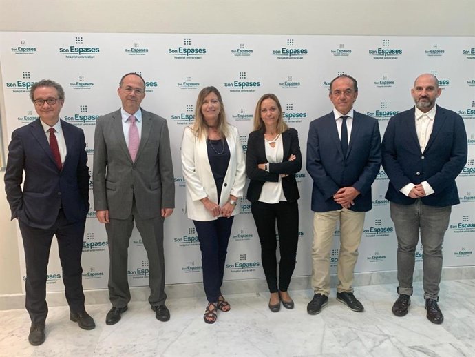 La consellera de Salut i Consum, Patricia Gómez (tercera esquerra), al costat de diversos professionals sanitaris a l'Hospital Universitari Son Espases, durant la presentació del curs 'Controvrsies en el cncer d'ovari avanat'.