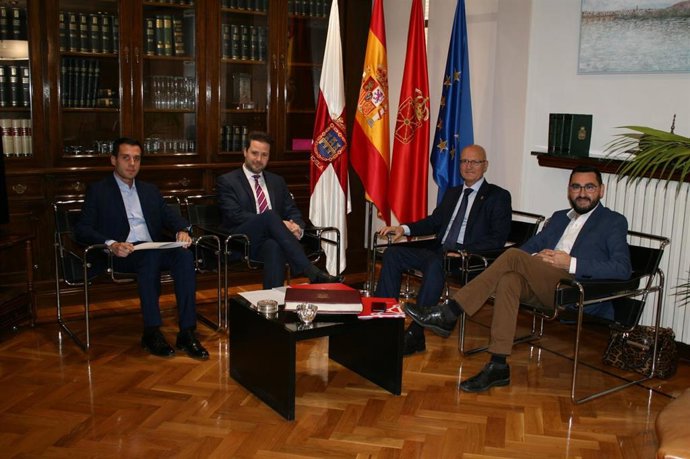 De izquierda a derecha: Zeus Pérez, concejal de Ordenación del Territorio; el alcalde Toquero, el consejero Ciriza y Jesús María Rodríguez, director general de Administración Local y Despoblación.