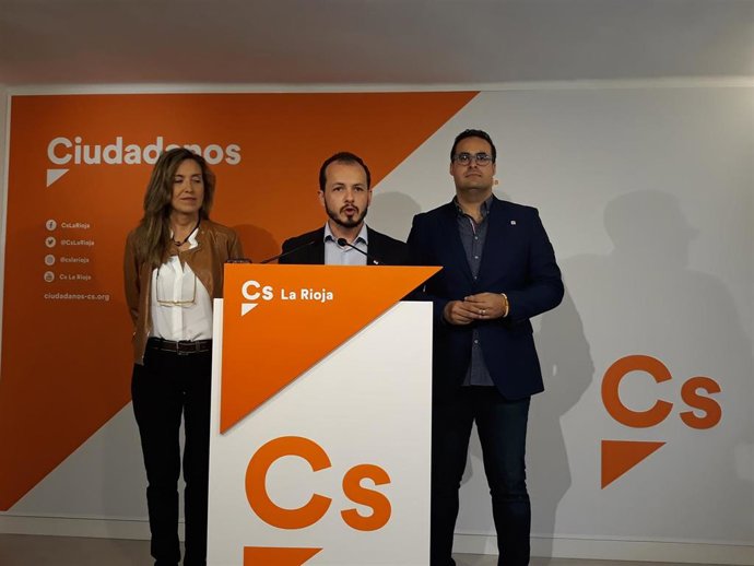 El portavoz de Ciudadanos, Pablo Baena, con dos diputados de la formación naranja