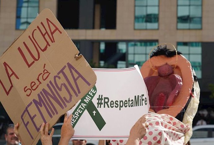 Protesta a las puertas del juicio a tres mujeres en Sevilla por procesionar una 