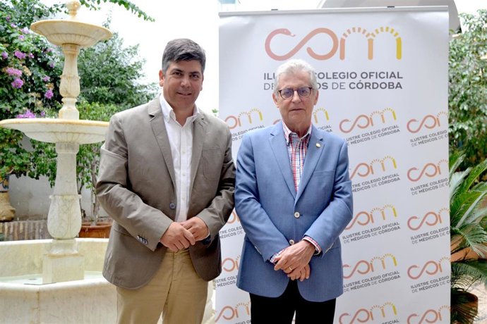 Llamas (izda.) y Galán, tras el nombramiento de Cabra como pueblo más saludable de la provincia